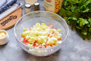 Крабовый салат с рисом и яблоком - фото шаг 4