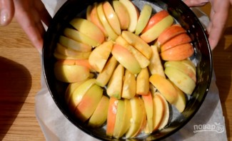 Шарлотка с яблоками и медовым бисквитом - фото шаг 3