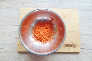 Салат из яблок, моркови и редиски - фото шаг 2