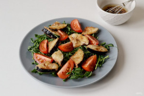 Салат с хрустящими баклажанами и помидорами - фото шаг 8
