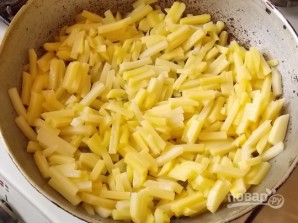 Картошка с сосисками в горшочках - фото шаг 1