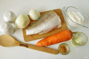 Рыба с морковью и луком в духовке - фото шаг 1