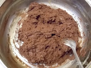 Шоколадный пирог с конфетами - фото шаг 6