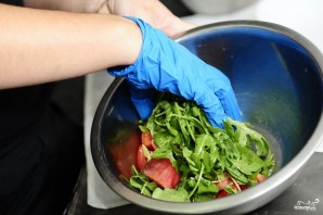 Салат из арбуза с помидорами - фото шаг 7