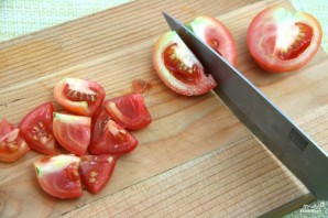 Салат с фетой, помидорами и огурцами - фото шаг 3
