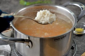 Суп с консервированной сайрой и рисом - фото шаг 5