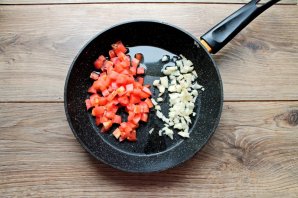 Макароны с тушенкой, помидорами и луком - фото шаг 2