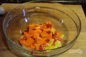 Салат из овощей с сухариками - фото шаг 2