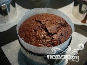 Шоколадный кекс с малиновым соусом - фото шаг 6