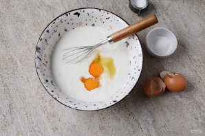 Заливной пирог с консервированной рыбой - фото шаг 3