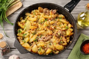 Жареная картошка с тушёнкой на сковороде - фото шаг 6