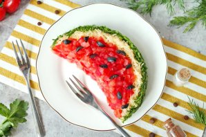 Салат "Арбузная долька" с курицей и грибами - фото шаг 11