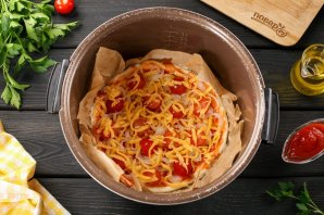 Пицца с сыром в мультиварке - фото шаг 12
