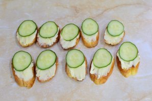 Бутерброды с горбушей соленой - фото шаг 5