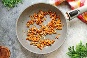 Жульен с курицей и лисичками - фото шаг 5