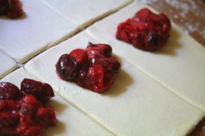 Пирожки с замороженными ягодами - фото шаг 3