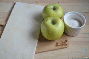 Розочки из слоеного теста с яблоками - фото шаг 1