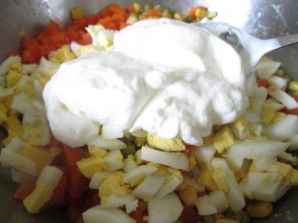 Простой салат с кукурузой - фото шаг 8