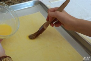 Пирог из слоеного теста с помидорами и базиликом - фото шаг 5