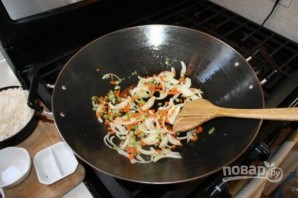 Жареный рис с креветками и овощами - фото шаг 2