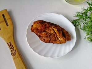 Салат из куриной грудки с сухариками - фото шаг 3