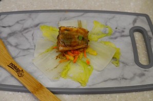 Рыба, запеченная в листьях пекинской капусты - фото шаг 9