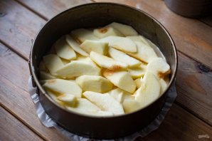 Заливной пирог на ряженке в духовке с яблоками - фото шаг 8