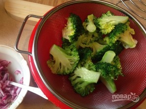 Салат из брокколи с вяленой клюквой - фото шаг 7