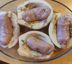 Баклажан с куриными колбасками и творожно-сырной шапкой - фото шаг 5