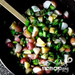 Салат с картофелем, маринованным луком и спаржей - фото шаг 5