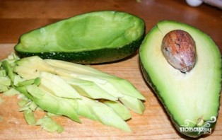 Салат из авокадо и креветок в лодочках - фото шаг 1