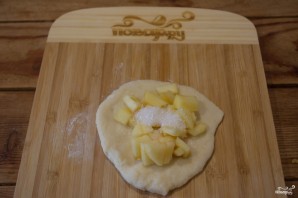 Пирожки с яблоком из дрожжевого теста - фото шаг 4