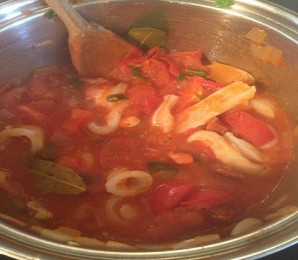 Кальмары в томатном соусе - фото шаг 7