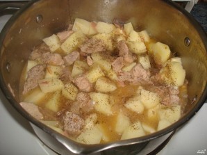 Картофель, тушенный со свининой - фото шаг 8