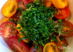 Салат с помидорами и зеленью - фото шаг 2