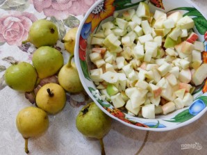 Слоеные конвертики с яблоками, грушами и брусникой - фото шаг 1