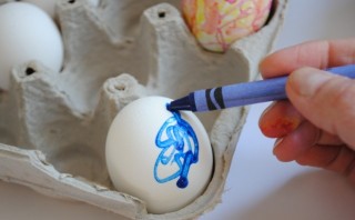 Яйца, крашенные восковыми мелками - фото шаг 3