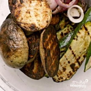 Салат из жареных овощей с грибами - фото шаг 3