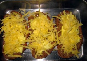 Горячие бутерброды с сыром в духовке - фото шаг 3