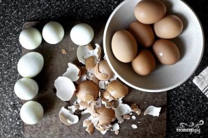 Салат с фаршированными яйцами - фото шаг 1