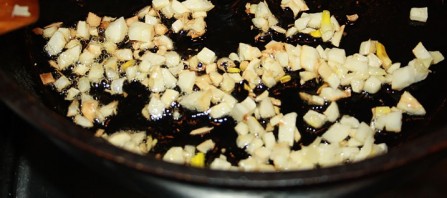Креветки в сливочно-чесночном соусе с рисом - фото шаг 2