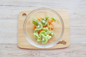 Фруктовый салат из мандаринов и яблок - фото шаг 3