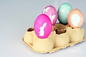 Крашеные яйца с трафаретами - фото шаг 7