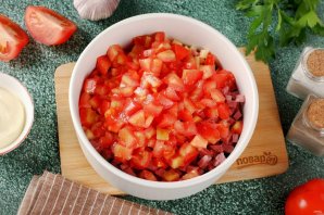 Салат с колбасой, сыром и помидорами - фото шаг 3