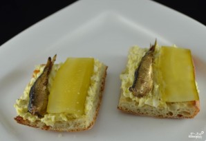 Бутерброды со шпротами и яйцом - фото шаг 4