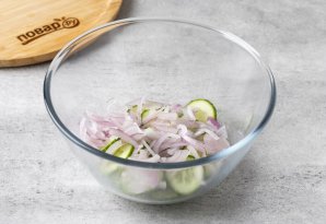 Огуречный салат с красным луком и укропом - фото шаг 3