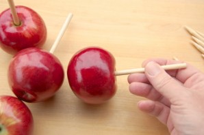 Яблоки в красной карамели - фото шаг 2