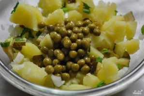 Салат картофельный с маринованными огурцами - фото шаг 3