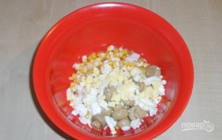 Салат с кукурузой и солеными грибами - фото шаг 3