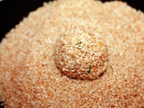 Салат в шариках с рисом и консервой - фото шаг 5